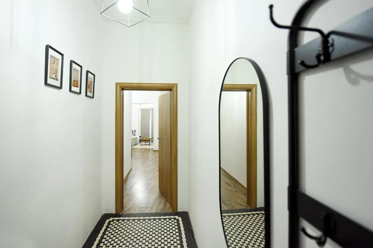 Simple Yet Stylish. Piata Revolutiei Apartment 布加勒斯特 0*,