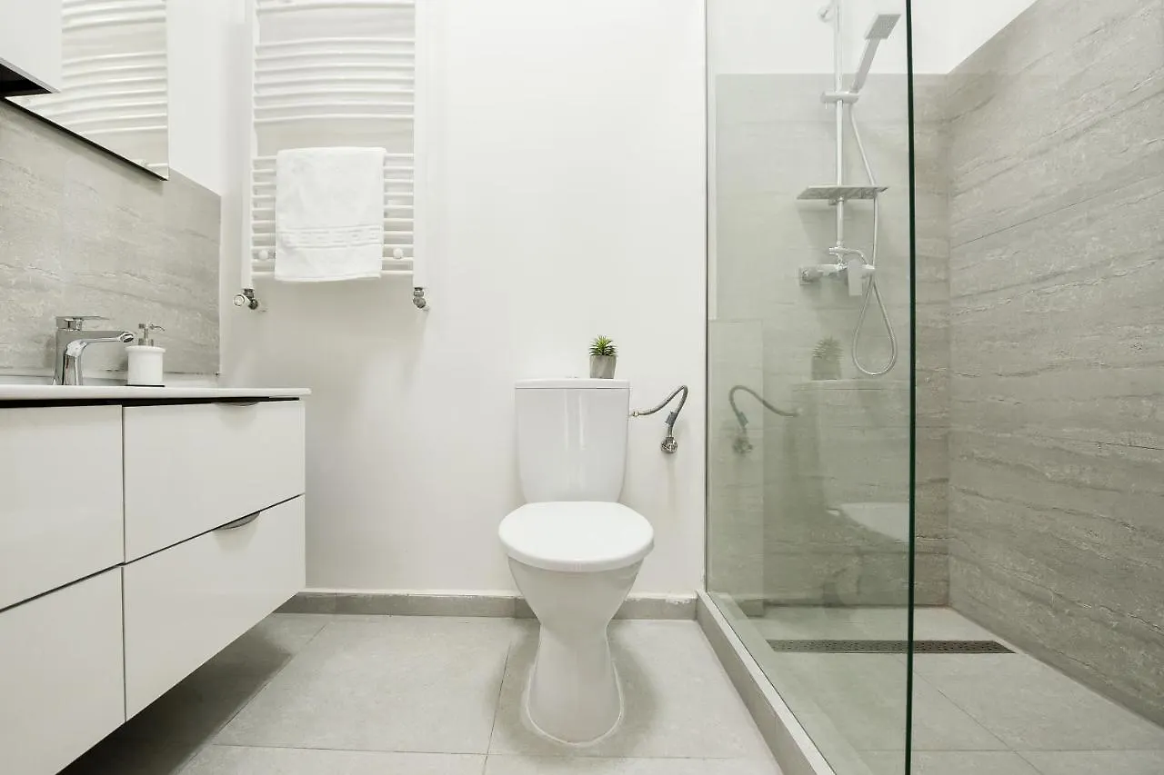 Simple Yet Stylish. Piata Revolutiei Apartment 布加勒斯特