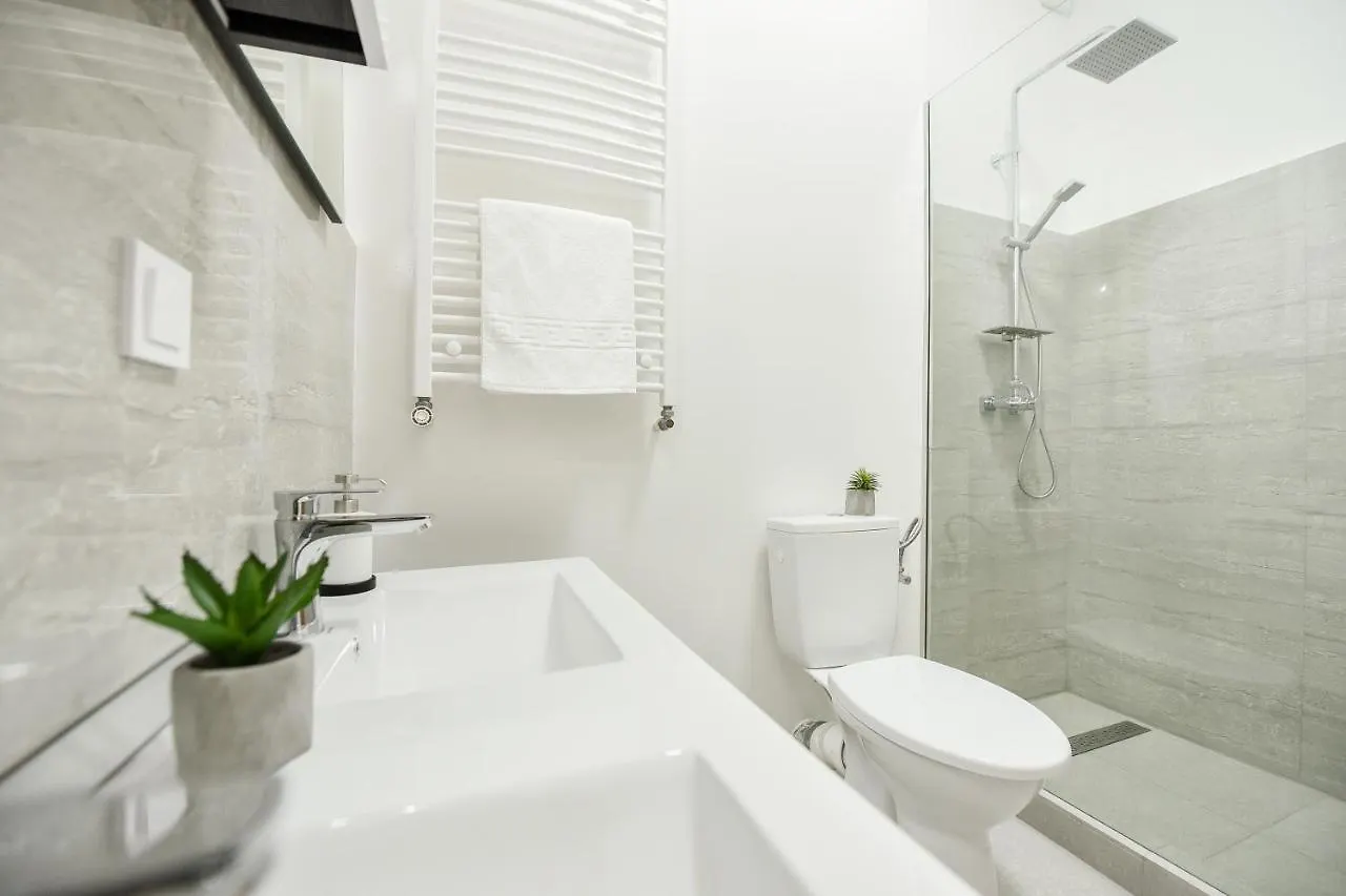 Simple Yet Stylish. Piata Revolutiei Apartment 布加勒斯特
