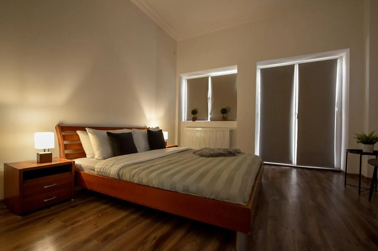 Simple Yet Stylish. Piata Revolutiei Apartment 布加勒斯特