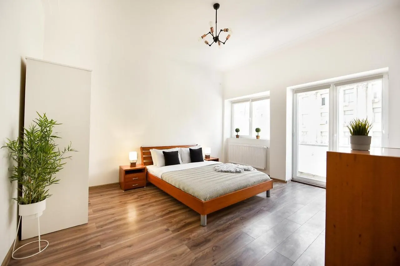 Simple Yet Stylish. Piata Revolutiei Apartment 布加勒斯特