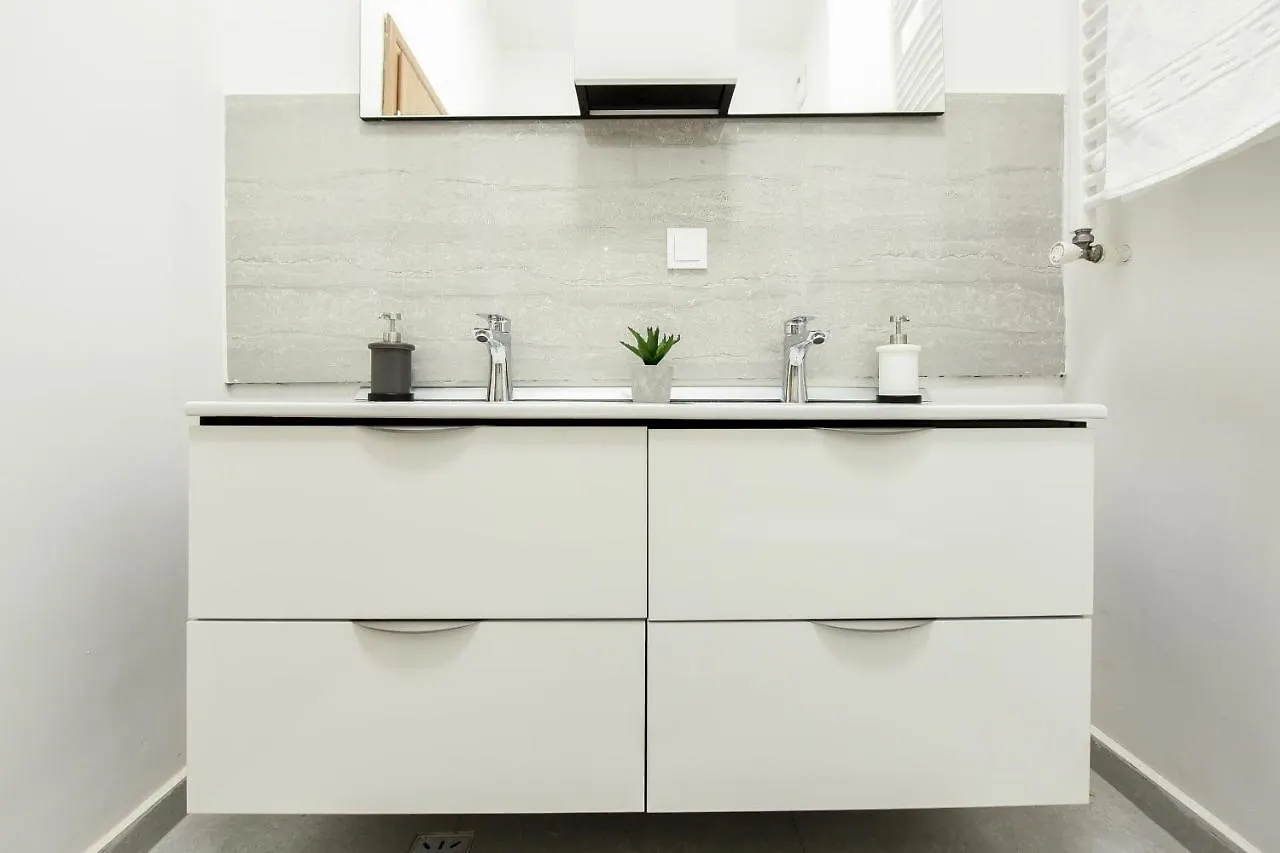 Simple Yet Stylish. Piata Revolutiei Apartment 布加勒斯特 0*,  罗马尼亚