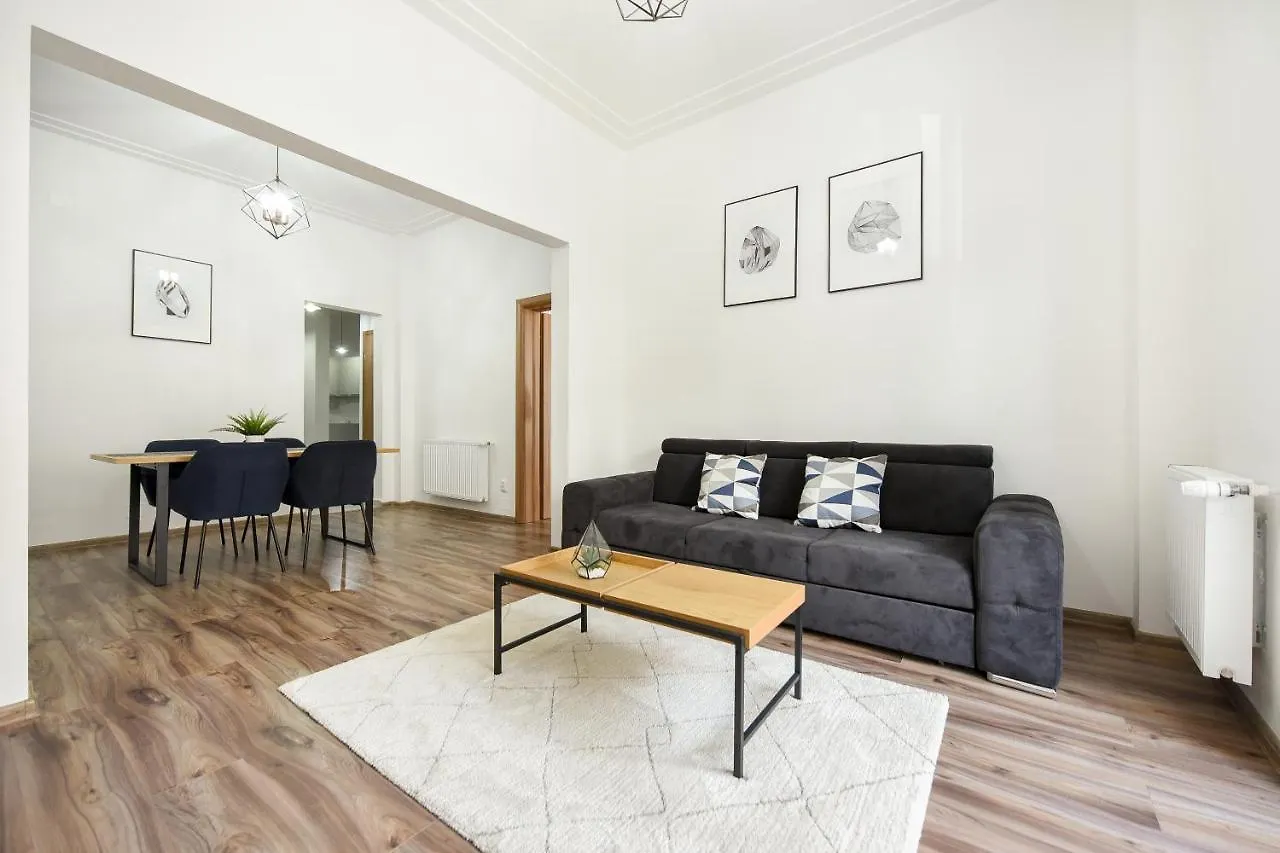 בוקרשט Simple Yet Stylish. Piata Revolutiei Apartment