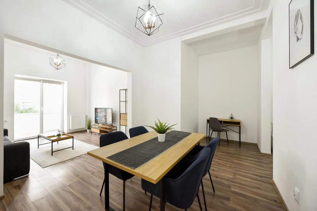 בוקרשט Simple Yet Stylish. Piata Revolutiei Apartment